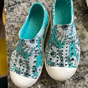 Kids Native shoes size C9.